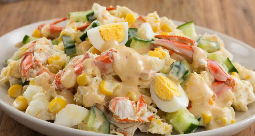 Крабовый салат больше не готовлю — к крабовым палочкам добавляю три неожиданных ингредиента: простейший рецепт