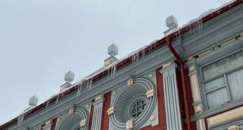 Альпинисты против сосулек: в Вологде идут «вертикальные» уборки в условиях коварной оттепели