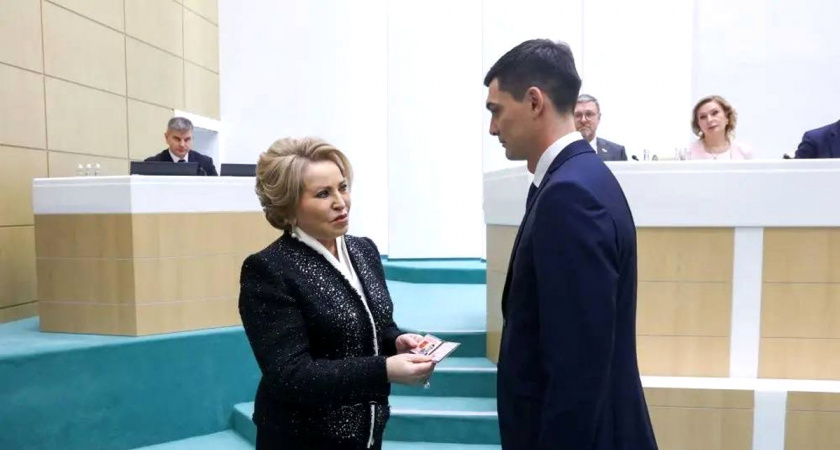 Валентина Матвиенко вручила Роману Маслову удостоверение сенатора от Вологодской области на заседании Совета Федерации 