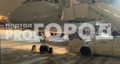 У вологодского пассажирского самолета лопнуло колесо при посадке