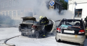 В Вологде сгорело такси: огонь повредил и соседний автомобиль