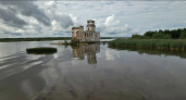 Свет надежды засиял над затопленным храмом: в Вологодской области зажгли огни на колокольне