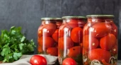 Такие помидоры на столе не задерживаются, а гости выстраиваются в очередь, чтобы узнать рецепт фирменного маринада