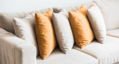Даже старые подушки запахнут свежестью: одна хитрость избавит от запаха пота и изношенности