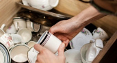 Вы будете в шоке: эксперты рассказали, почему в доме нельзя хранить разбитые кружки и тарелки