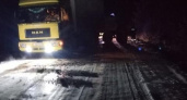 Сегодня ночью на ледяной дороге в Вологодской области спасали большегруз