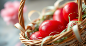 Пора перестать красить яйца шелухой: берем 1 овощ — на выходе красные яйца, от которых глаз не оторвать