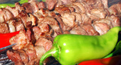 Как удивить гостей: рецепт сочного шашлыка со вкусом "как на углях" в домашних условиях