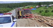 Лесовоз опрокинулся на трассе в Вологодской области