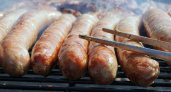 Никакой бумаги, внутри натуральное мясо: в Роскачестве назвали лучшие марки сосисок и сарделек