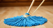 Ушлые домохозяйки крепят резинку к швабре – и бед не знают: воздух в квартире сразу в 2 раза чище