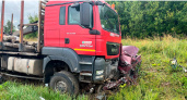 Четыре человека погибли в лобовом столкновении грузовика и легковушки в Вологодской области