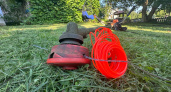 "И зачем так мучиться, убери леску с триммера": сосед из деревни посоветовал, как легко косить траву и не тратиться на дорогую леску