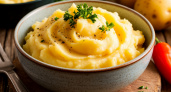 Опытные хозяйки кладут в картофельное пюре необычный компонент: получается пышным, как облако — не масло, и не молоко