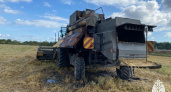 В Вологодской области во время работы в поле загорелся зерноуборочный комбайн