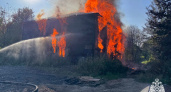 В Вологодской области два десятка огнеборцев сутки боролись с огнем в заброшенном доме