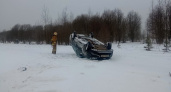 Снежный накат на трассе под Вологдой стал причиной переворота автомобиля вверх колесами