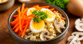 Новогодний салат «Курочка Ряба»: потрясающе вкусное блюдо гости будут уплетать за обе щеки — готовьтесь делиться рецептом