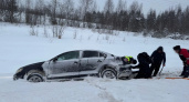 Вологодские полицейские освободили из снежного плена иномарку с детьми