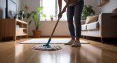 1 ложка на ведро воды – и полы не потребуют мытья неделями: поверхности сверкают, как зеркало