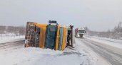 В Вологодской области водитель иномарки попал в больницу после того, как его грузовик перевернулся на трассе