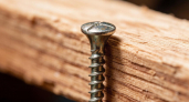 Этот трюк с клеем сразу плотно вкручивает саморез в любое отверстие - головка реально не торчит