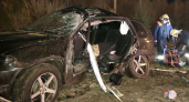 Водитель "БМВ X5" вылетел в кювет после удара о столб под Вологдой
