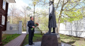 Губернатор Вологодской области возложил цветы к памятнику Сталину в День Победы