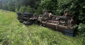 В Вологодской области трактор МТЗ опрокинулся в кювет вместе с прицепом