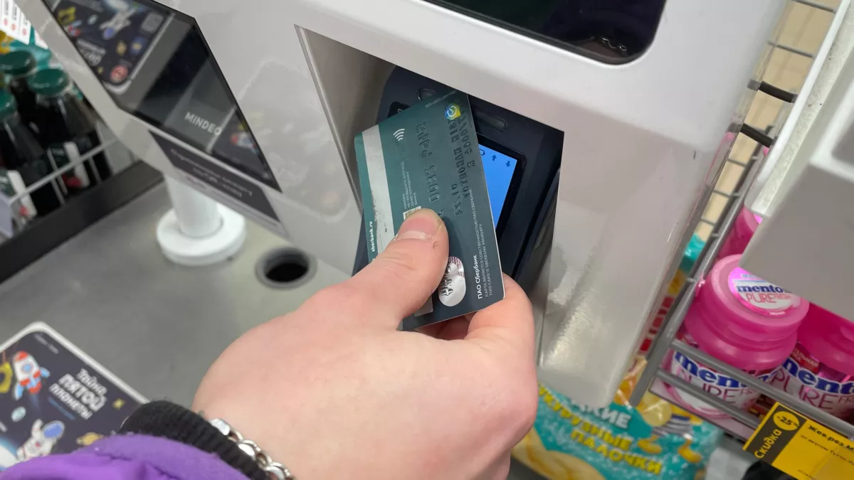 В Вологде мужчину оштрафовали за оплату покупок по найденной карте