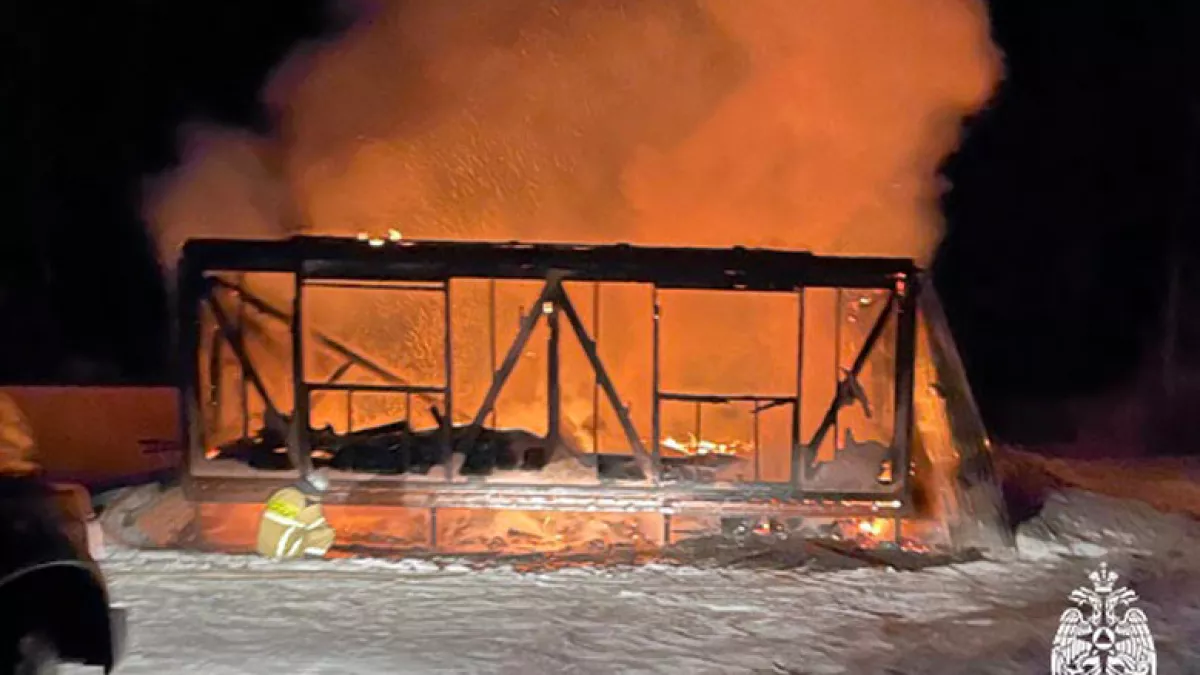 Пять пожарных тушили загоревшийся в Вологодской области дом