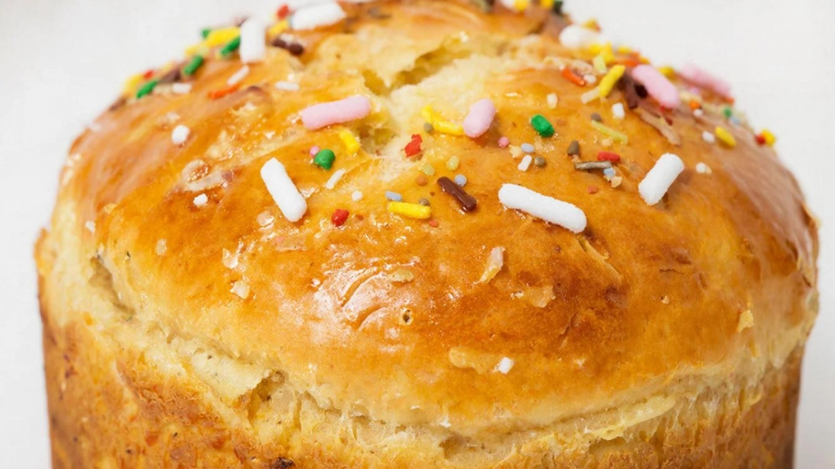 Медовый кулич на Пасху. Кладу не сахар, а мед и щепотку шафрана - кулич реально получается золотистым и ароматным