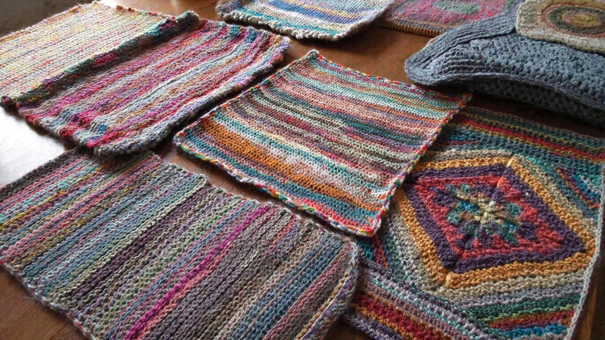 Больше не выбрасываю старые футболки: как из них сплести классные коврики – справятся даже те, кто реально не умеет вязать