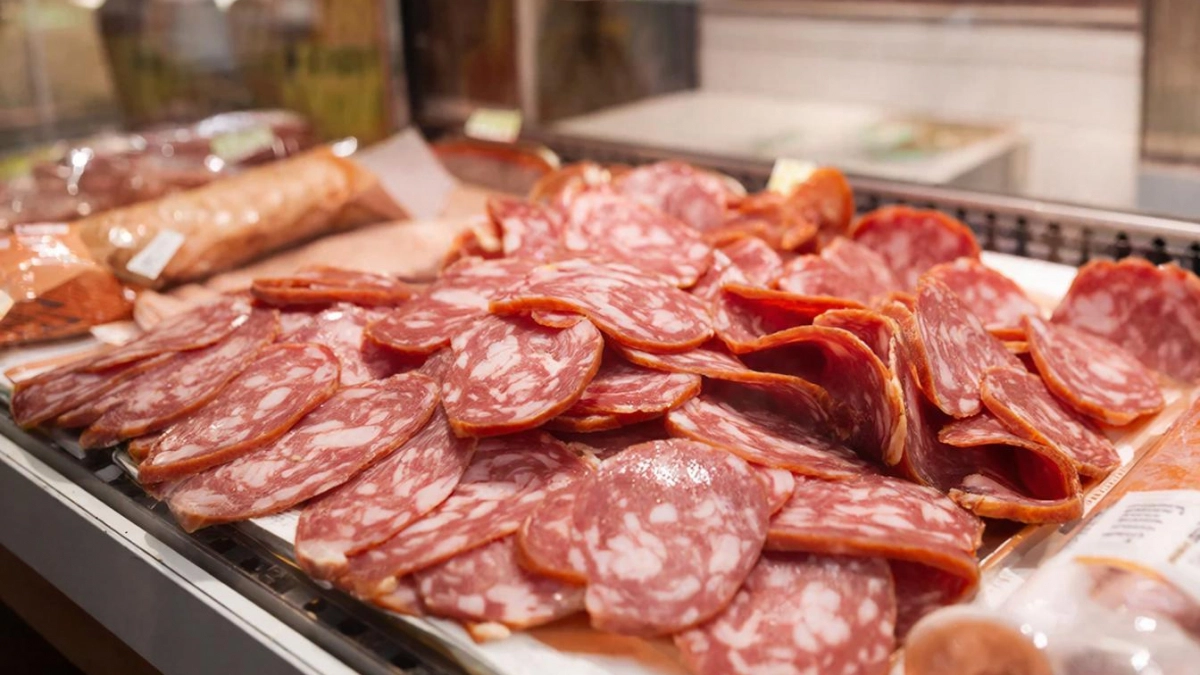 От покупки какой колбасы точно стоит отказаться. Не берите ее, маленький значок на колбасе выдает настоящего аутсайдера