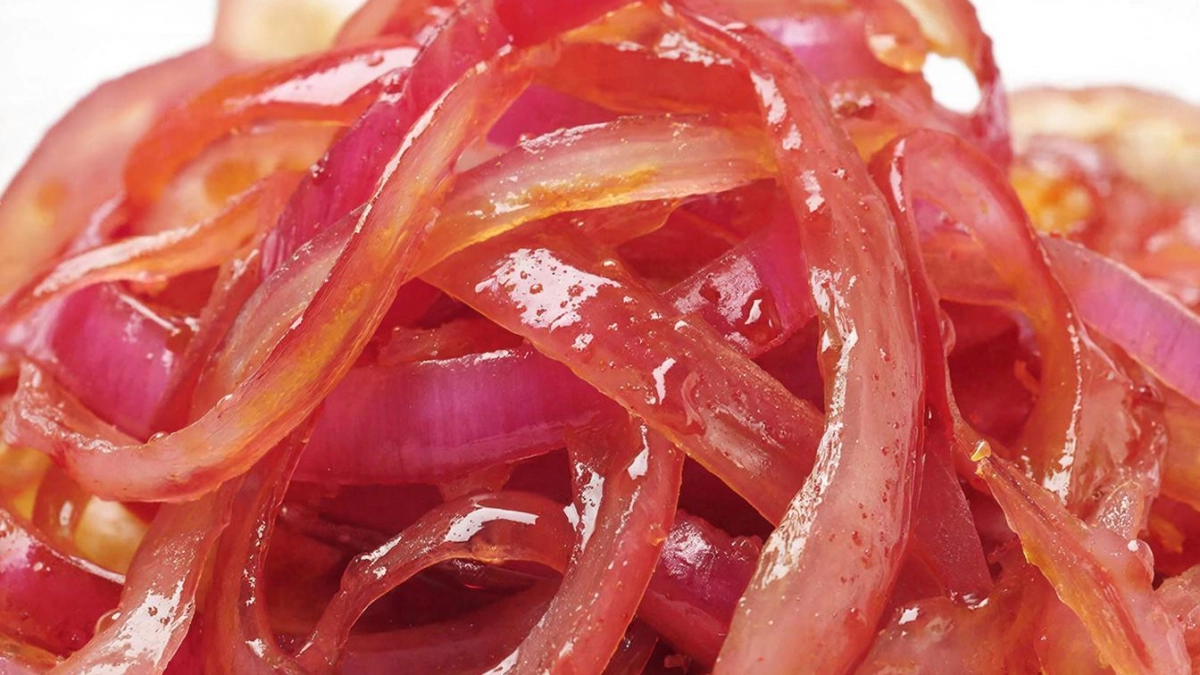 Сладкий как сахар! Самый удачный рецепт маринованного лука: муж ест ложками. Закуска готовится за 10 минут и подходит для всех блюд