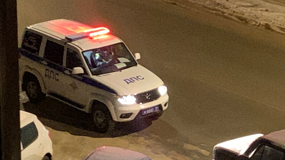 Ночная погоня в Вологде завершилась переворотом "Мерседеса" на кольце: детали задержания лихача