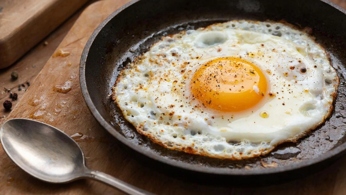 Мы все делаем эту ошибку с утра: почему же яичница получается резиновой (и как это исправить)