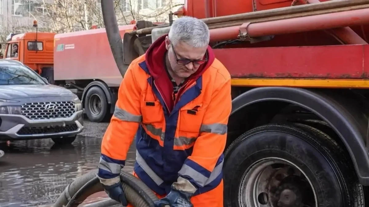 Борьба с последствиями ливней в Вологде: коммунальные службы с ночи откачивают воду с городских улиц