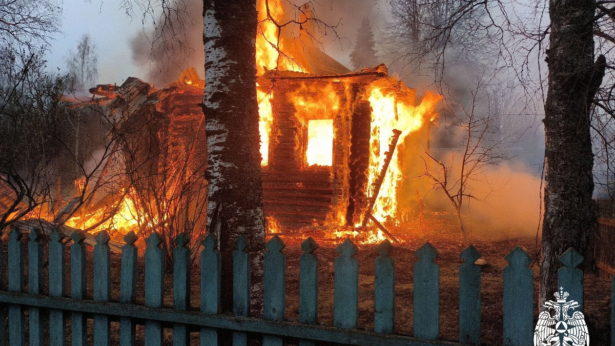 В Вологодской области из-за неисправной электропроводки сгорела дача и повреждены соседние постройки