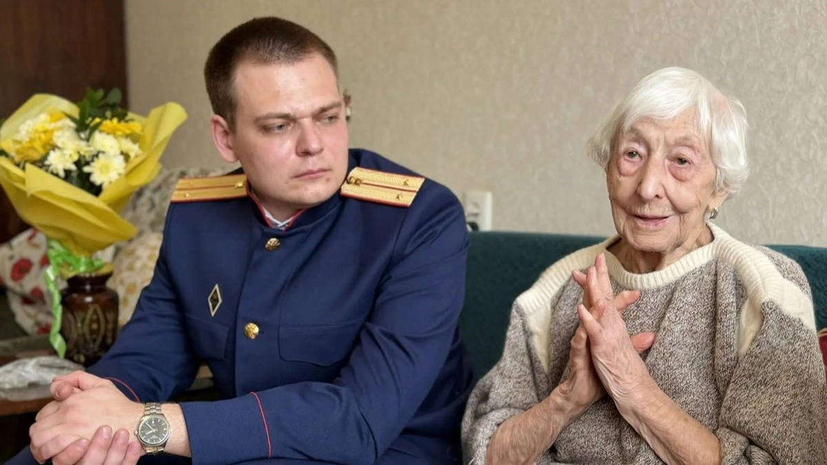 102-летнюю блокадницу Ленинграда Мери Котлер поздравили с наступающим Днём Победы в Вологде