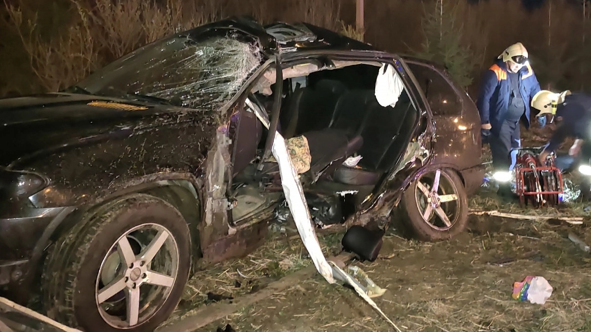 Водитель "БМВ X5" вылетел в кювет после удара о столб под Вологдой