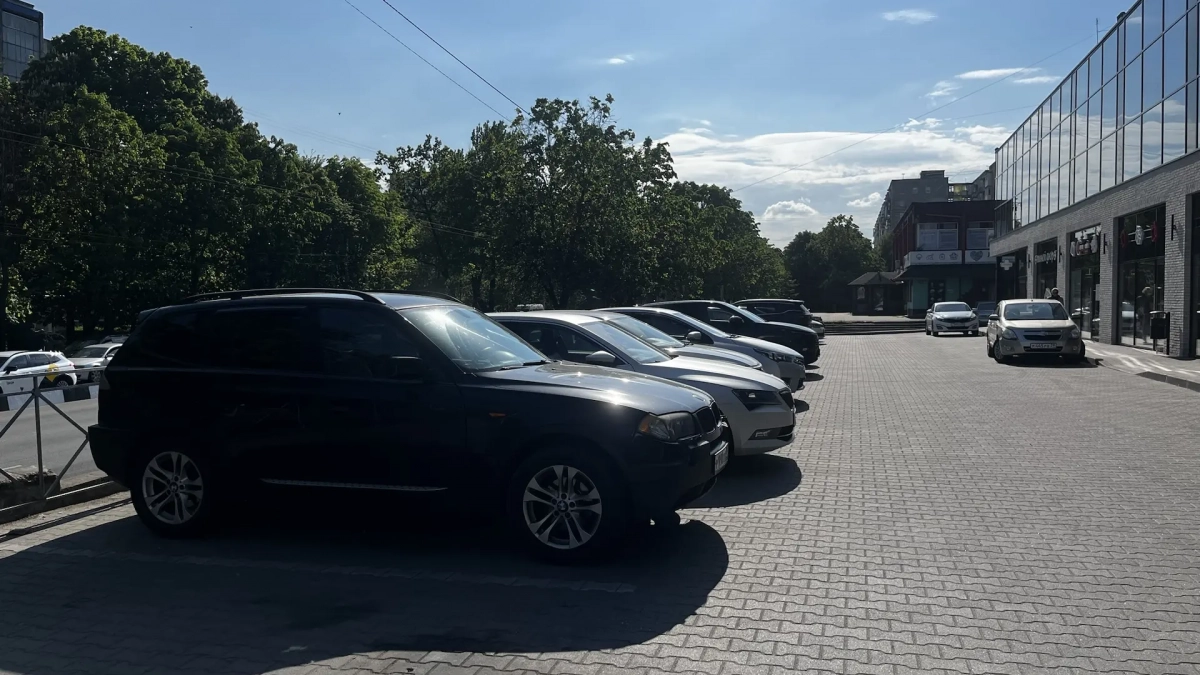Что же означает светофор со стрелкой прямо и зачем он нужен: тонкости ПДД