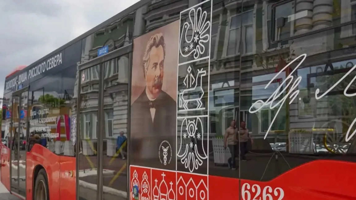 Брендированный автобус с Христофором Леденцовым запустили на маршруте в Вологде