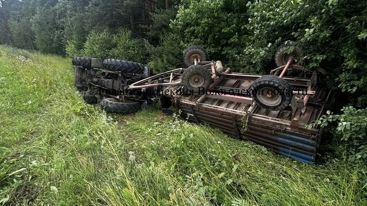 В Вологодской области трактор МТЗ опрокинулся в кювет вместе с прицепом