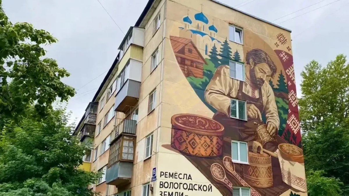 В Вологодской области завершили создание мурала о ремесленниках Русского Севера