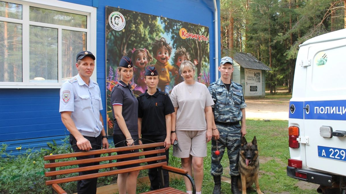 Юные жители Вологодской области познакомились с профессией полицейского в детском лагере