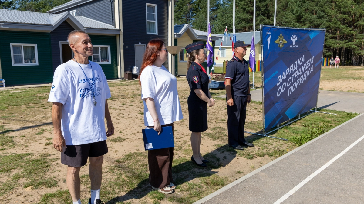 В детском лагере вологодские полицейские провели спортивную акцию
