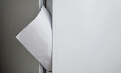 Вставьте лист бумаги в дверцу: холодильник прослужит еще дольше, продукты меньше портятся - подсказал опытный мастер