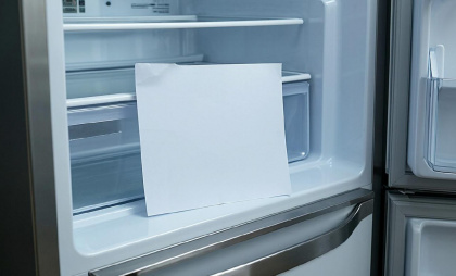 Вставьте лист бумаги в дверцу: холодильник прослужит намного дольше, продукты меньше портятся - подсказал опытный мастер