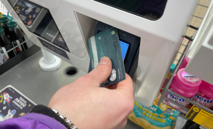 В Вологде мужчину оштрафовали за оплату покупок по найденной карте